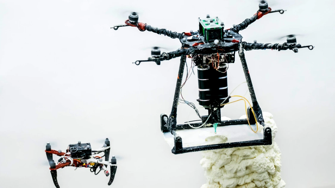 Científicos británicos y suizos convierten un cuadricóptero en una impresora de construcción 3D Científicos británicos y suizos convierten un cuadricóptero en una impresora de construcción 3D