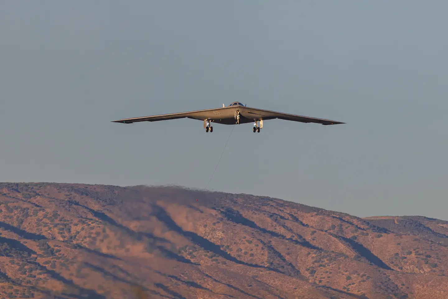 Las Fuerzas Aéreas estadounidenses han confirmado oficialmente el vuelo con éxito de un bombardero nuclear B-21 Raider a la base Edwards Las Fuerzas Aéreas estadounidenses han confirmado oficialmente el vuelo con éxito de un bombardero nuclear B-21 Raider a la base Edwards