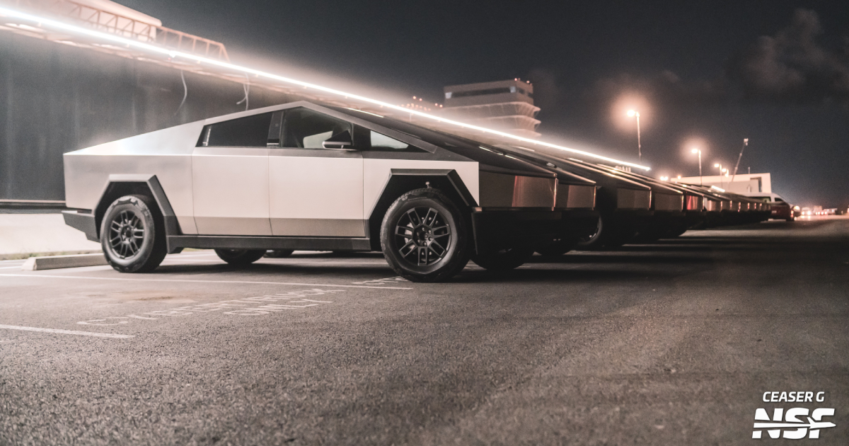 El futuro sobre ruedas: Tesla Cybertruck visto en Starbase de SpaceX Exclusivo: Tesla Cybertruck al volante en Starbase de SpaceX