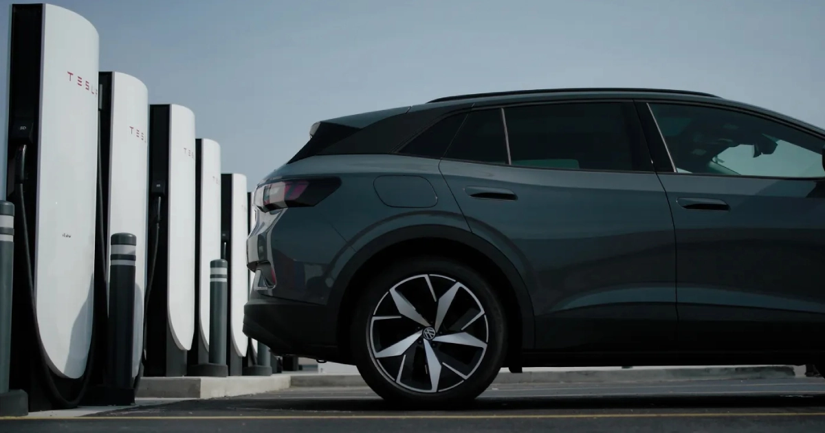Auto eléctrico de Volkswagen recargado en estación Tesla Supercharger
