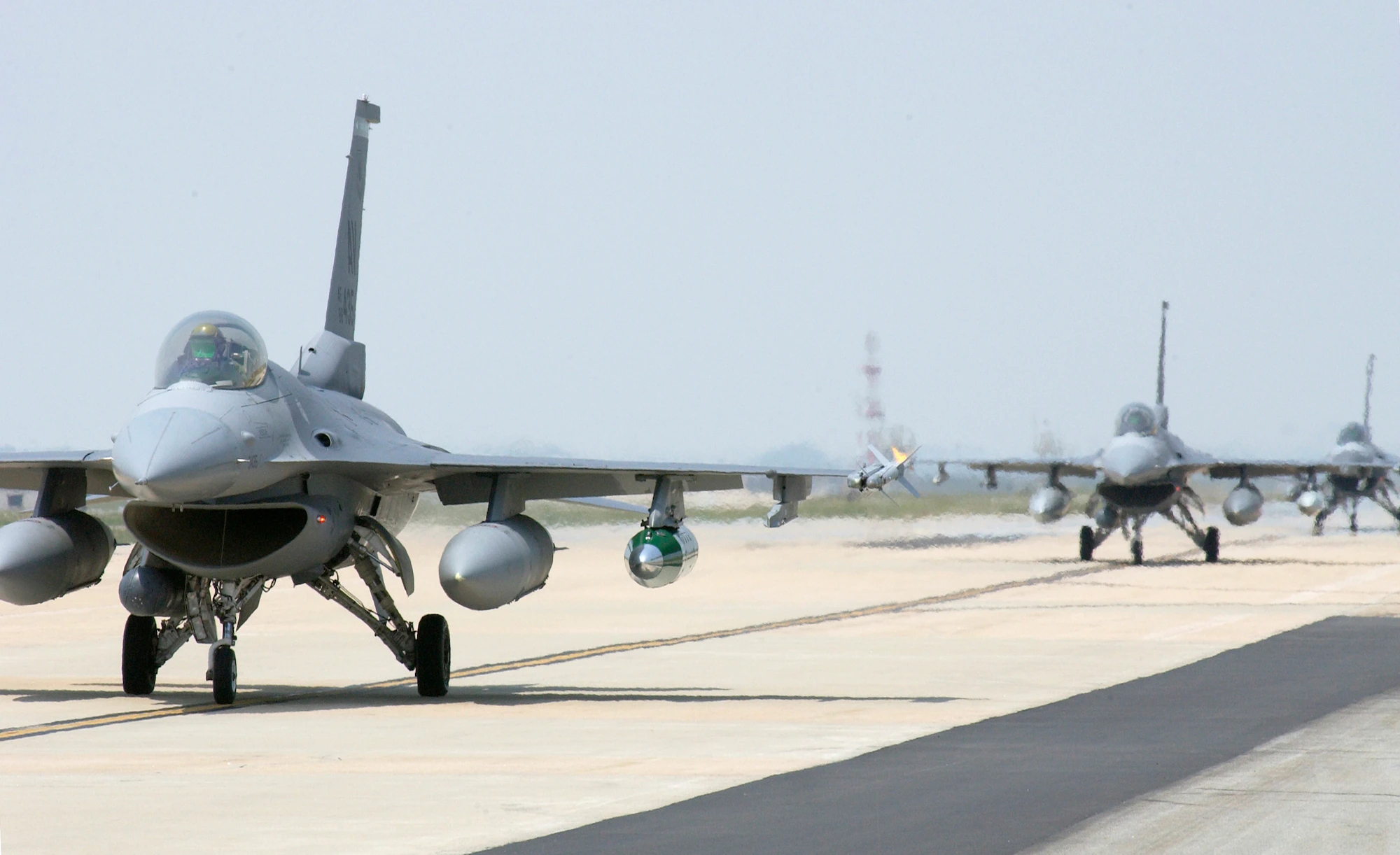Cazas F-15K y KF-16, helicópteros de ataque Apache y Cobra, aviones de ataque KA-1 persiguieron a una bandada de pájaros en Corea del Sur, confundiéndolos con drones de la RPDC. Cazas F-15K y KF-16, helicópteros de ataque Apache y Cobra, aviones de ataque KA-1 persiguieron a una bandada de pájaros en Corea del Sur, confundiéndolos con drones de la RPDC.