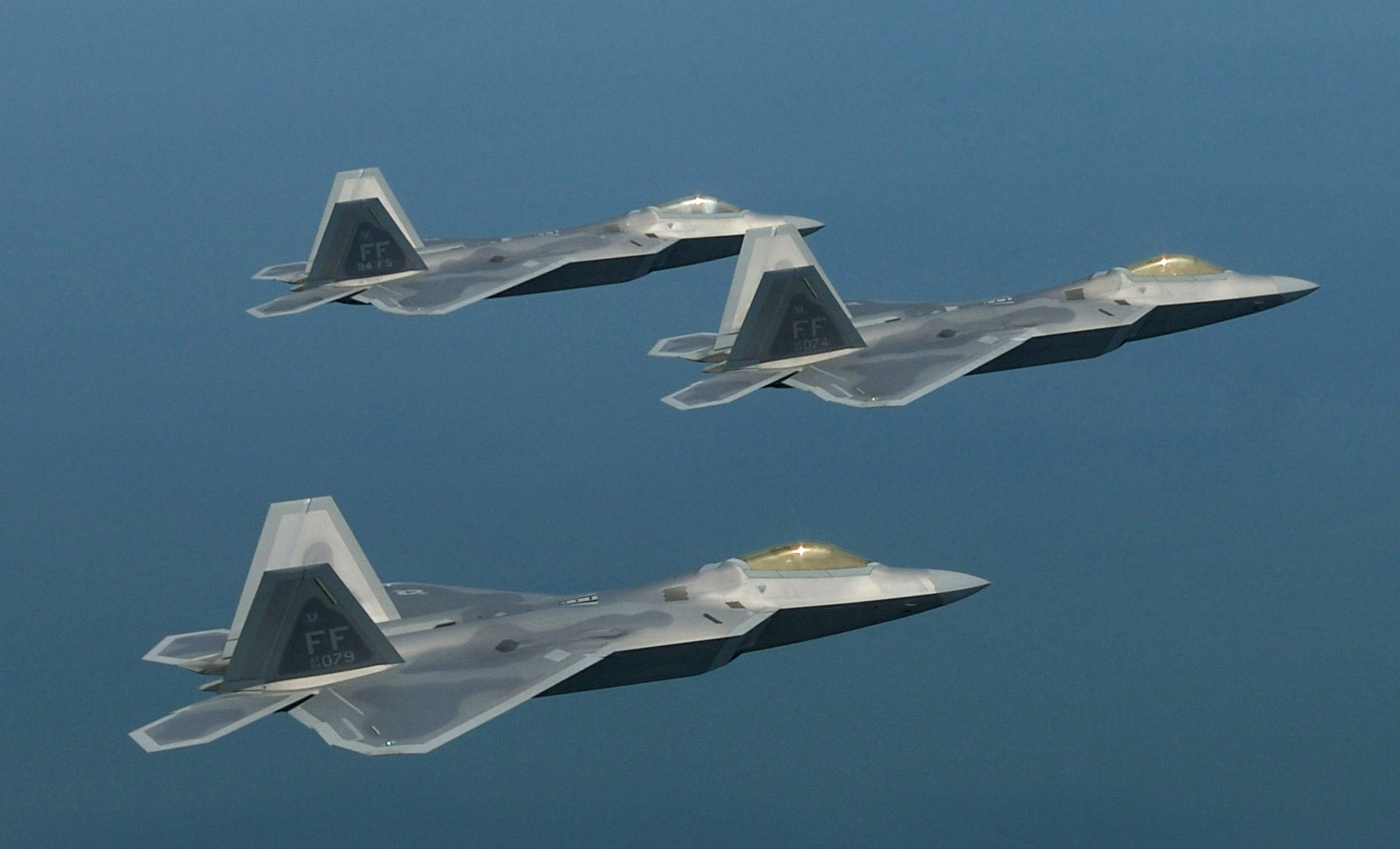 Tres cazas de quinta generación F-22 interceptan un objeto esférico desconocido sobre Hawaii Tres cazas de quinta generación F-22 interceptan un objeto esférico desconocido sobre Hawaii