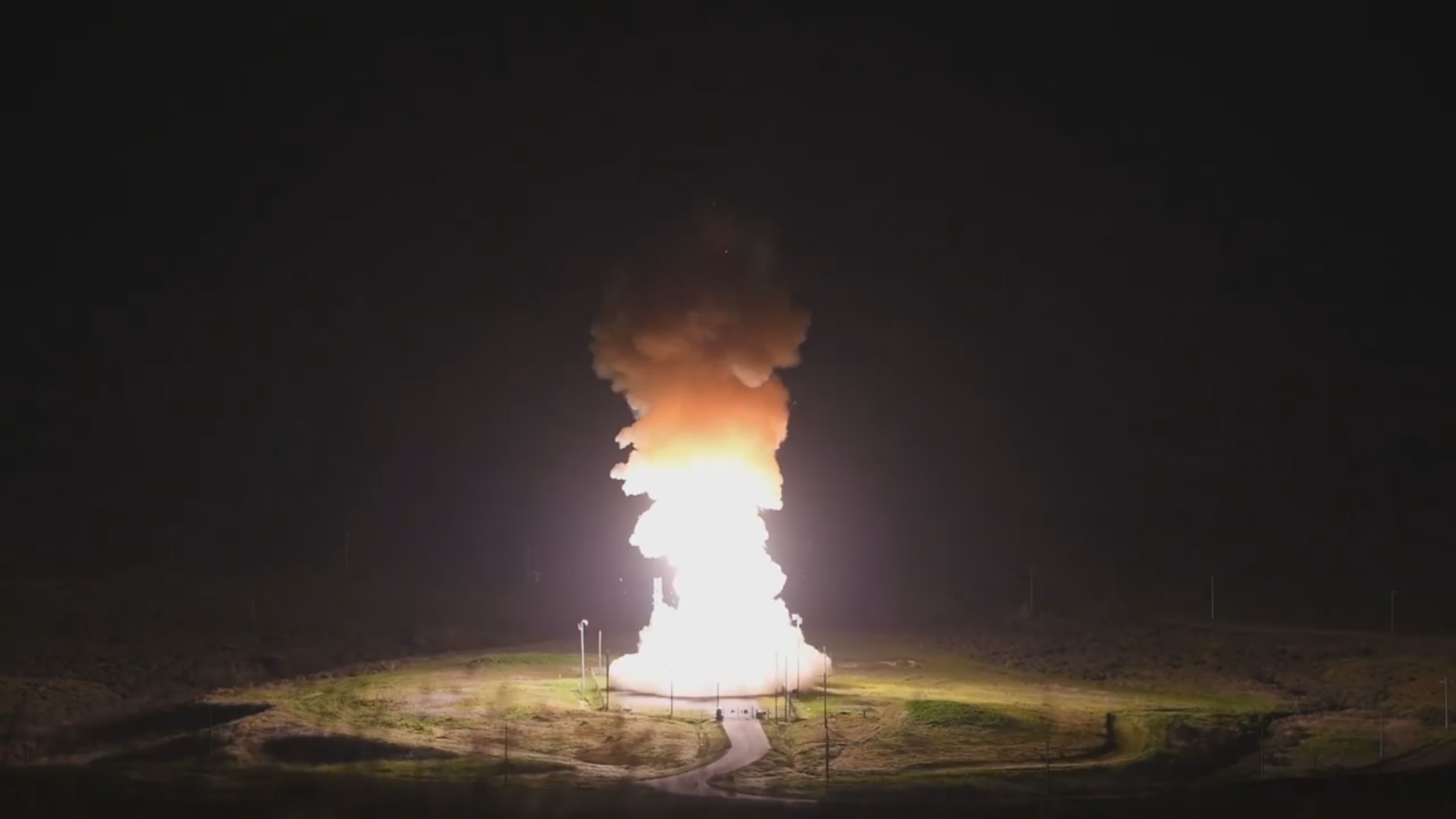 La Fuerza Aérea de EE.UU. muestra un vídeo inédito del lanzamiento del misil balístico intercontinental Minuteman III La Fuerza Aérea de EE.UU. muestra un vídeo inédito del lanzamiento del misil balístico intercontinental Minuteman III