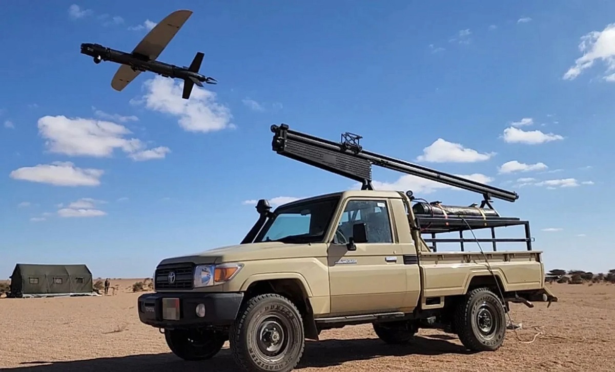 BlueBird presenta el dron kamikaze SpyX, con una ojiva de 2,5 kg, una velocidad de hasta 150 km/h y un alcance de lanzamiento de hasta 50 km.
