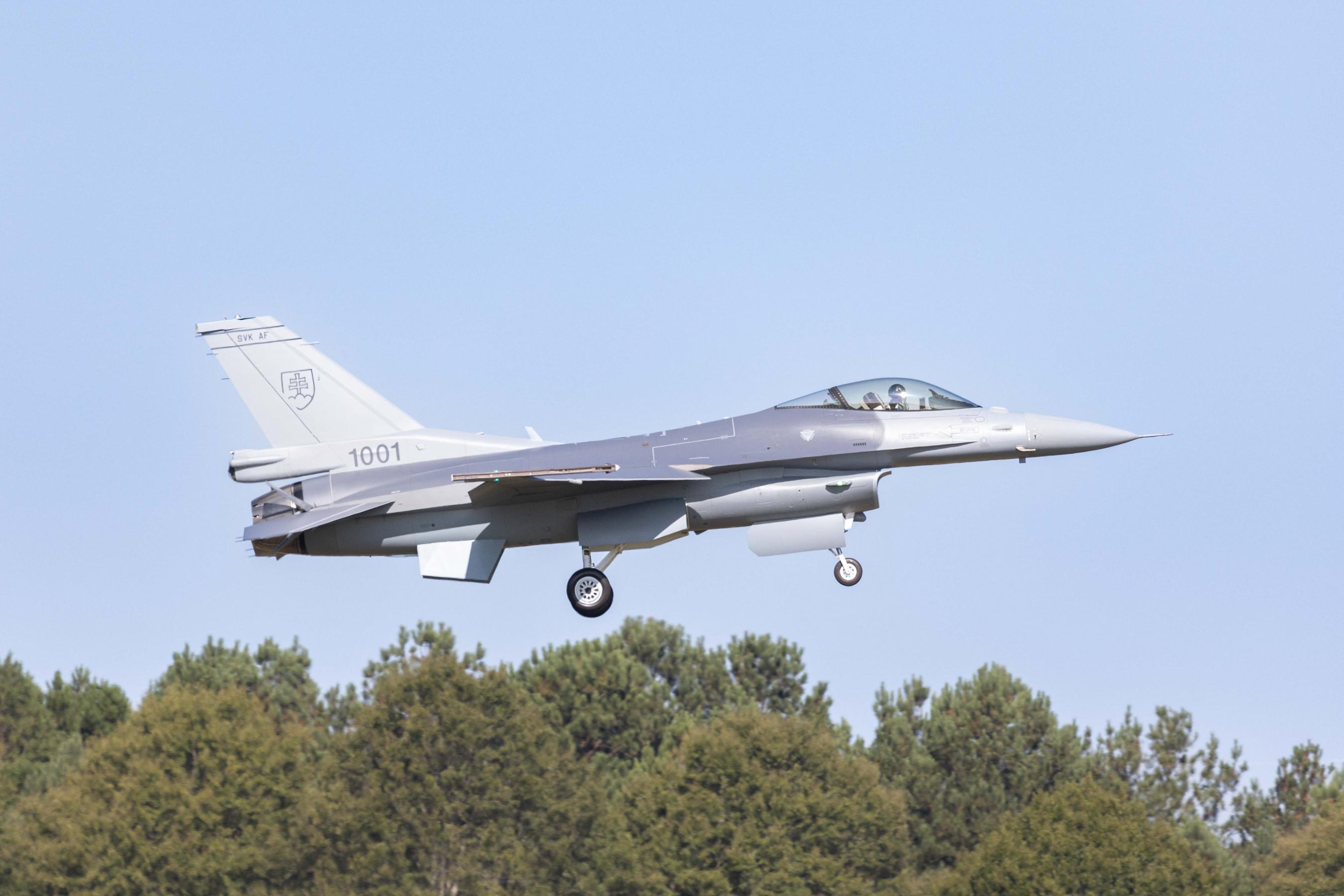 Un caza F-16V Block 70 modernizado para la Fuerza Aérea Eslovaca realizó su vuelo inaugural en Carolina del Sur. Un caza F-16V Block 70 modernizado para la Fuerza Aérea Eslovaca realizó su vuelo inaugural en Carolina del Sur.