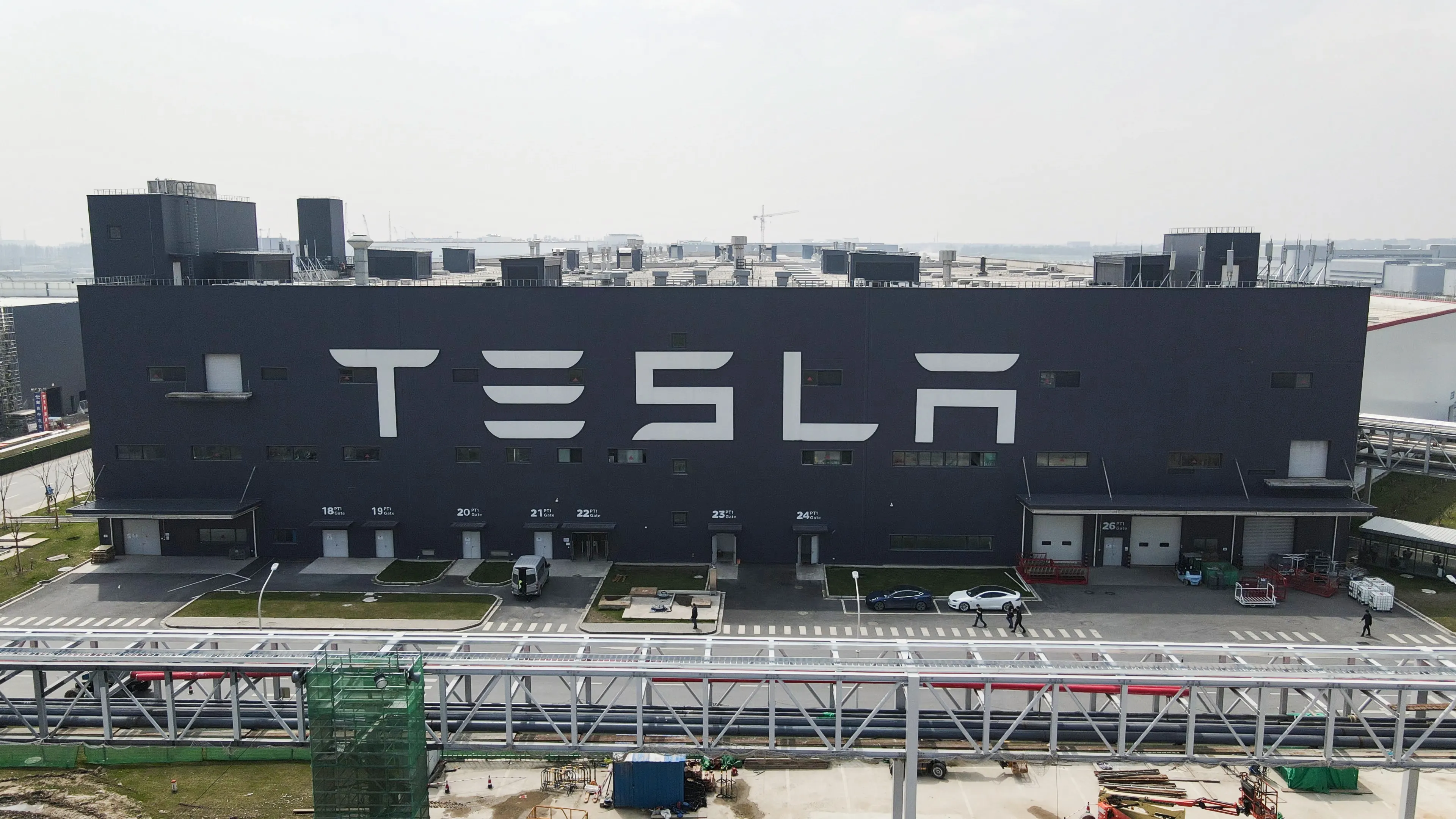 La planta de Tesla en Shanghai reanudará la producción de coches en cantidades limitadas La planta de Tesla en Shanghai reanudará la producción de coches en cantidades limitadas