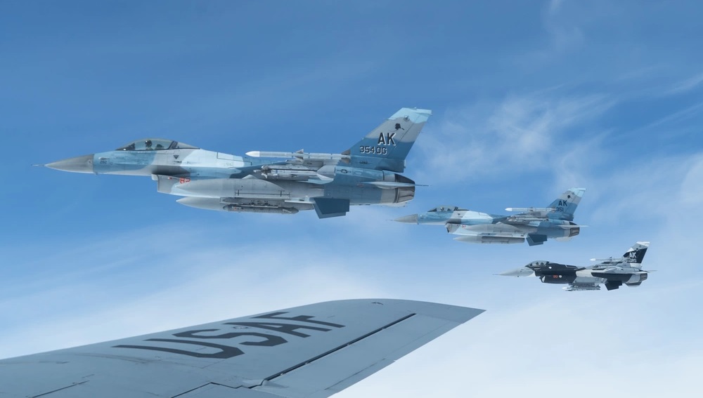 EE.UU. enviará aviones de combate F-16 Fighting Falcon a Rumanía tras estrellarse y explotar drones rusos en territorio del país EE.UU. enviará aviones de combate F-16 Fighting Falcon a Rumanía tras estrellarse y explotar drones rusos en territorio del país