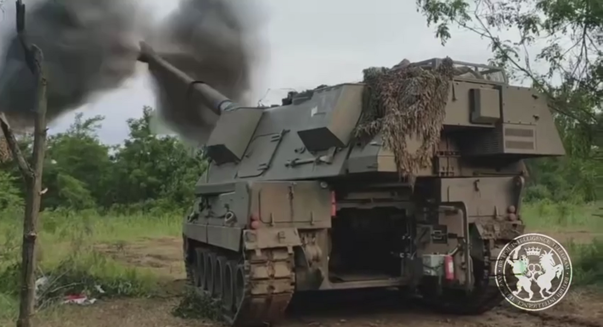 Las Fuerzas Armadas Ucranianas muestran por primera vez en acción un obús autopropulsado británico AS-90 de 155 mm. Las Fuerzas Armadas Ucranianas muestran por primera vez en acción un obús autopropulsado británico AS-90 de 155 mm.
