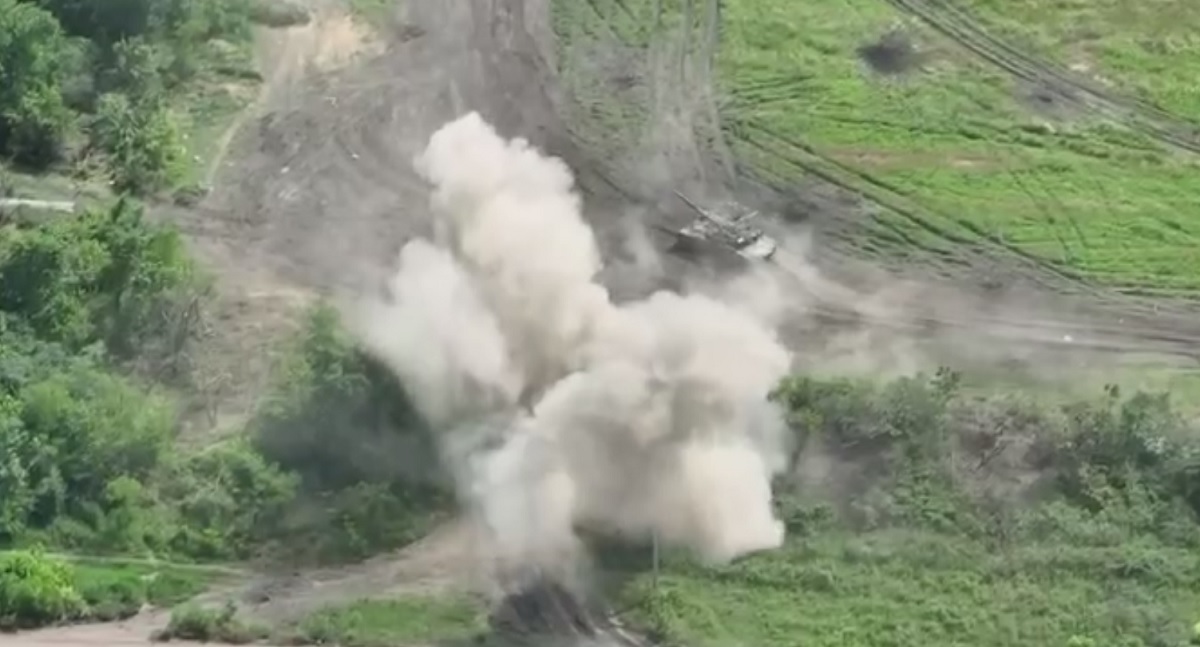 Las Fuerzas Armadas de Ucrania disparan artillería contra un convoy de tanques rusos Las Fuerzas Armadas de Ucrania disparan artillería contra un convoy de tanques rusos