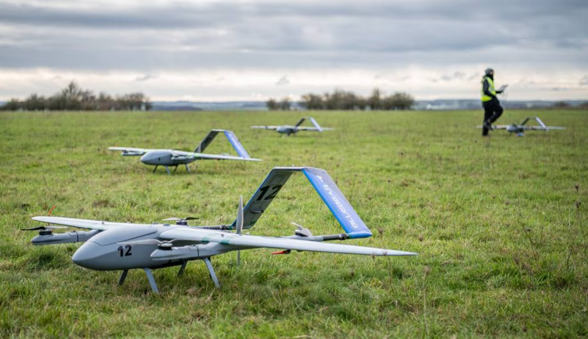 Un enjambre de drones controlados por inteligencia artificial detectó y rastreó varios objetivos en tierra y aire Un enjambre de drones controlados por inteligencia artificial detectó y rastreó varios objetivos en tierra y aire