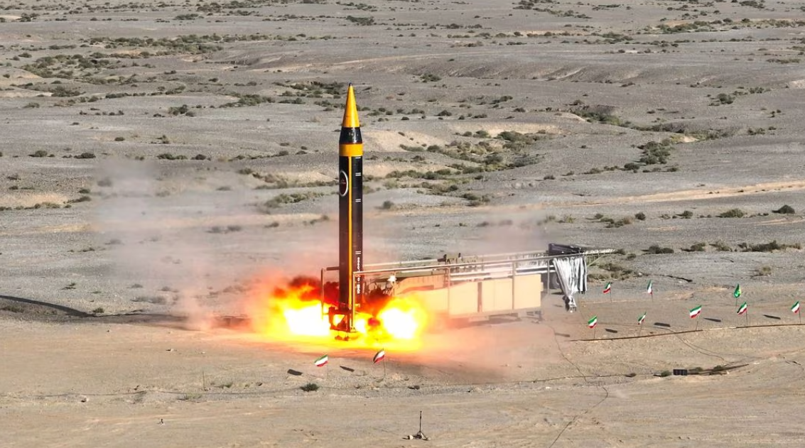Irán prueba el misil balístico Khorramshahr-4 con una ojiva de 1.500 kg y un alcance de lanzamiento de 2.000 km. Irán prueba el misil balístico Khorramshahr-4 con una ojiva de 1.500 kg y un alcance de lanzamiento de 2.000 km.