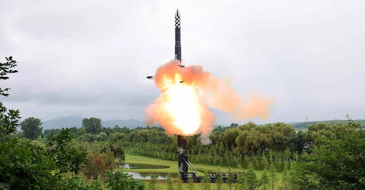 Corea del Norte lanzó con éxito el misil balístico intercontinental con capacidad nuclear Hwasong-18, que tiene un alcance máximo de lanzamiento de 15.000 km y una altitud de 6.648,4 km. Corea del Norte lanzó con éxito el misil balístico intercontinental con capacidad nuclear Hwasong-18, que tiene un alcance máximo de lanzamiento de 15.000 km y una altitud de 6.648,4 km.