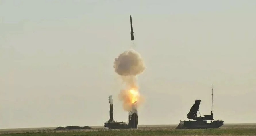Los rusos informan de la derrota del sistema de defensa antiaérea S-300 en Crimea Los rusos informan de la derrota del sistema de defensa antiaérea S-300 en Crimea