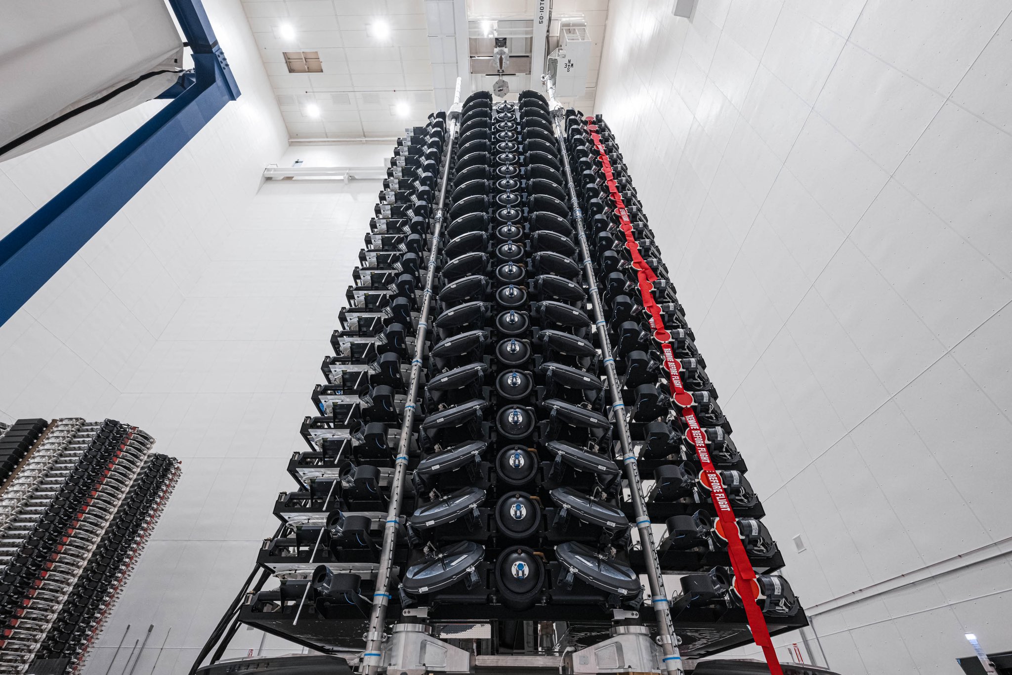 SpaceX presenta los satélites compactos Starlink V2 Mini con dos paneles solares