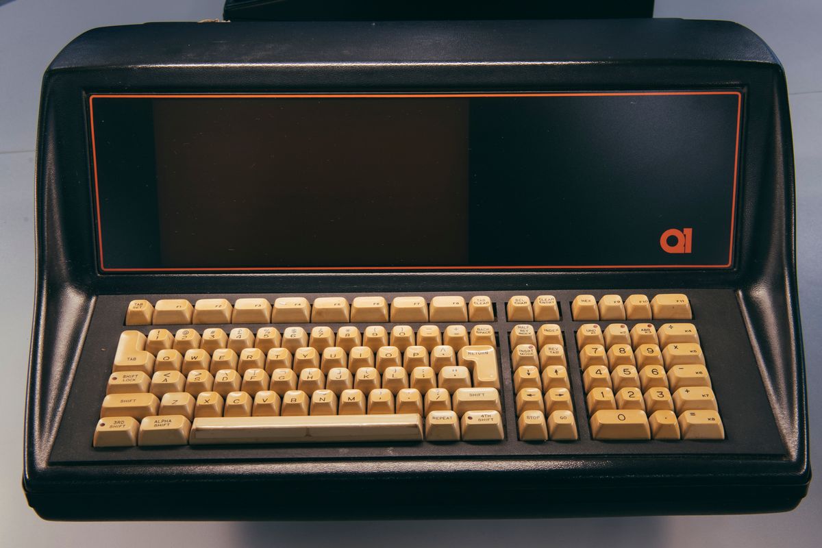 Una empresa de limpieza encuentra accidentalmente 2 de los primeros ordenadores de sobremesa de 50 años del mundo mientras limpiaba la casa Una empresa de limpieza encuentra accidentalmente 2 de los primeros ordenadores de sobremesa de 50 años del mundo mientras limpiaba la casa