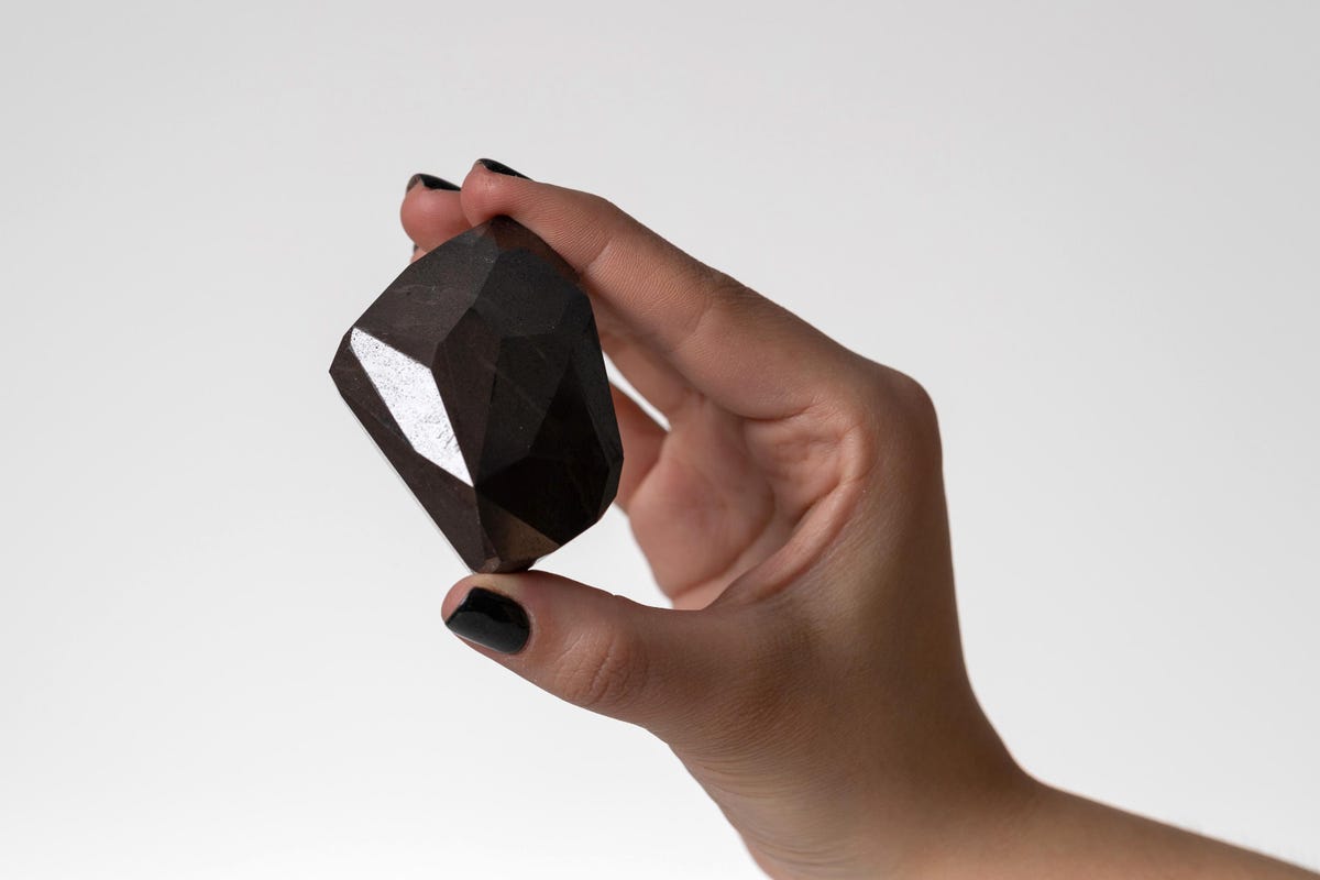 Un diamante Enigma negro único que pesa 555,55 quilates se vendió por $ 4,300,000 en criptomoneda Un diamante Enigma negro único que pesa 555,55 quilates se vendió por $ 4,300,000 en criptomoneda