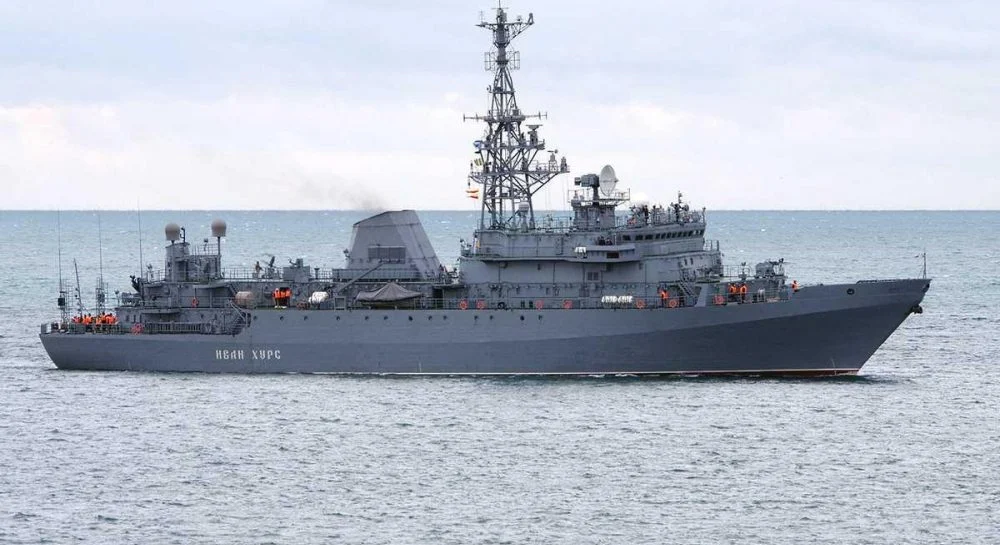 Un dron kamikaze marítimo desconocido ataca el primer buque ruso de reconocimiento de comunicaciones Ivan Khurs en el Mar Negro Un dron kamikaze marítimo desconocido ataca el primer buque ruso de reconocimiento de comunicaciones Ivan Khurs en el Mar Negro