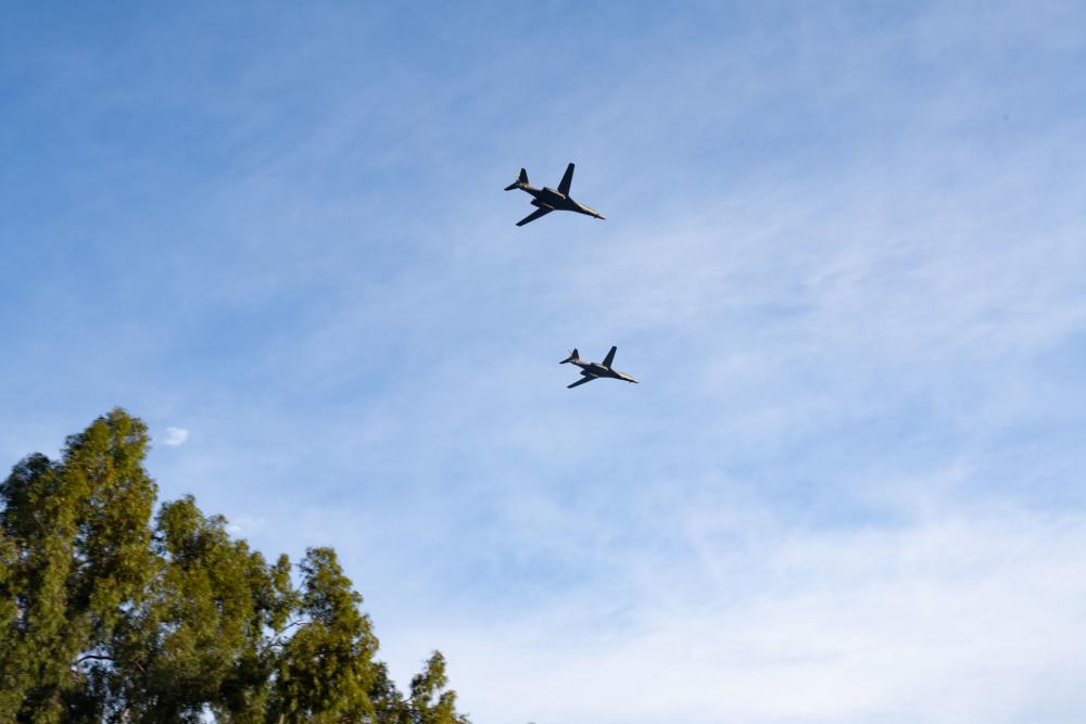 Bombarderos estratégicos supersónicos B-1B Lancer sobrevolaron el estadio Rose Bowl durante el Desfile de las Rosas.
