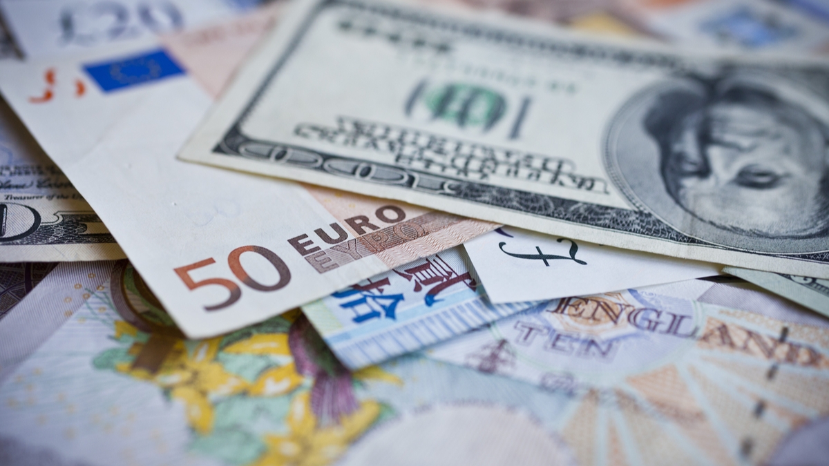 Monobank comenzará a vender divisas al público casi al tipo de cambio oficial a partir de agosto, sin comisiones, pero con una condición Monobank comenzará a vender divisas al público casi al tipo de cambio oficial a partir de agosto, sin comisiones, pero con una condición