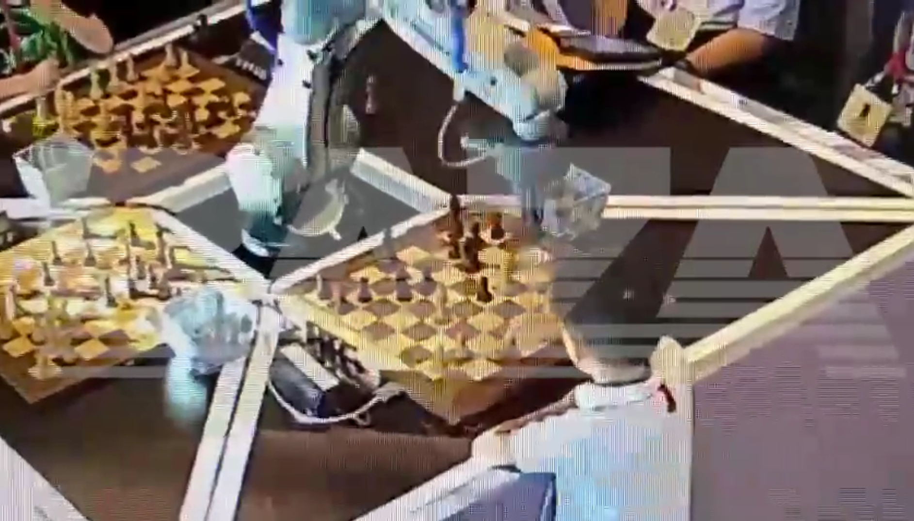 La sublevación de las máquinas ha comenzado: a un robot no le gustaron las prisas y le rompió un dedo a un ajedrecista en un torneo en Moscú La sublevación de las máquinas ha comenzado: a un robot no le gustaron las prisas y le rompió un dedo a un ajedrecista en un torneo en Moscú