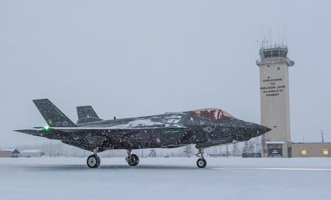 La Fuerza Aérea de EE.UU. ha desplegado en Japón cazas de quinta generación F-35A Lightning II tras la retirada de los F-15 Eagle. La Fuerza Aérea de EE.UU. ha desplegado en Japón cazas de quinta generación F-35A Lightning II tras la retirada de los F-15 Eagle.