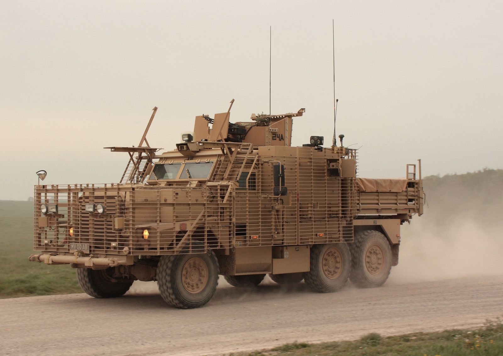 Los militares mostraron el primer video usando vehículos blindados British Wolfhound con ametralladoras Browning M2 Los militares mostraron el primer video usando vehículos blindados British Wolfhound con ametralladoras Browning M2