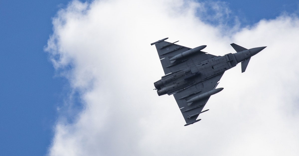 El Reino Unido ha enviado cazas Eurofighter Typhoon FGR4 a la frontera con Rusia para practicar el combate aire-aire y destruir objetivos en tierra. El Reino Unido ha enviado cazas Eurofighter Typhoon FGR4 a la frontera con Rusia para practicar el combate aire-aire y destruir objetivos en tierra.