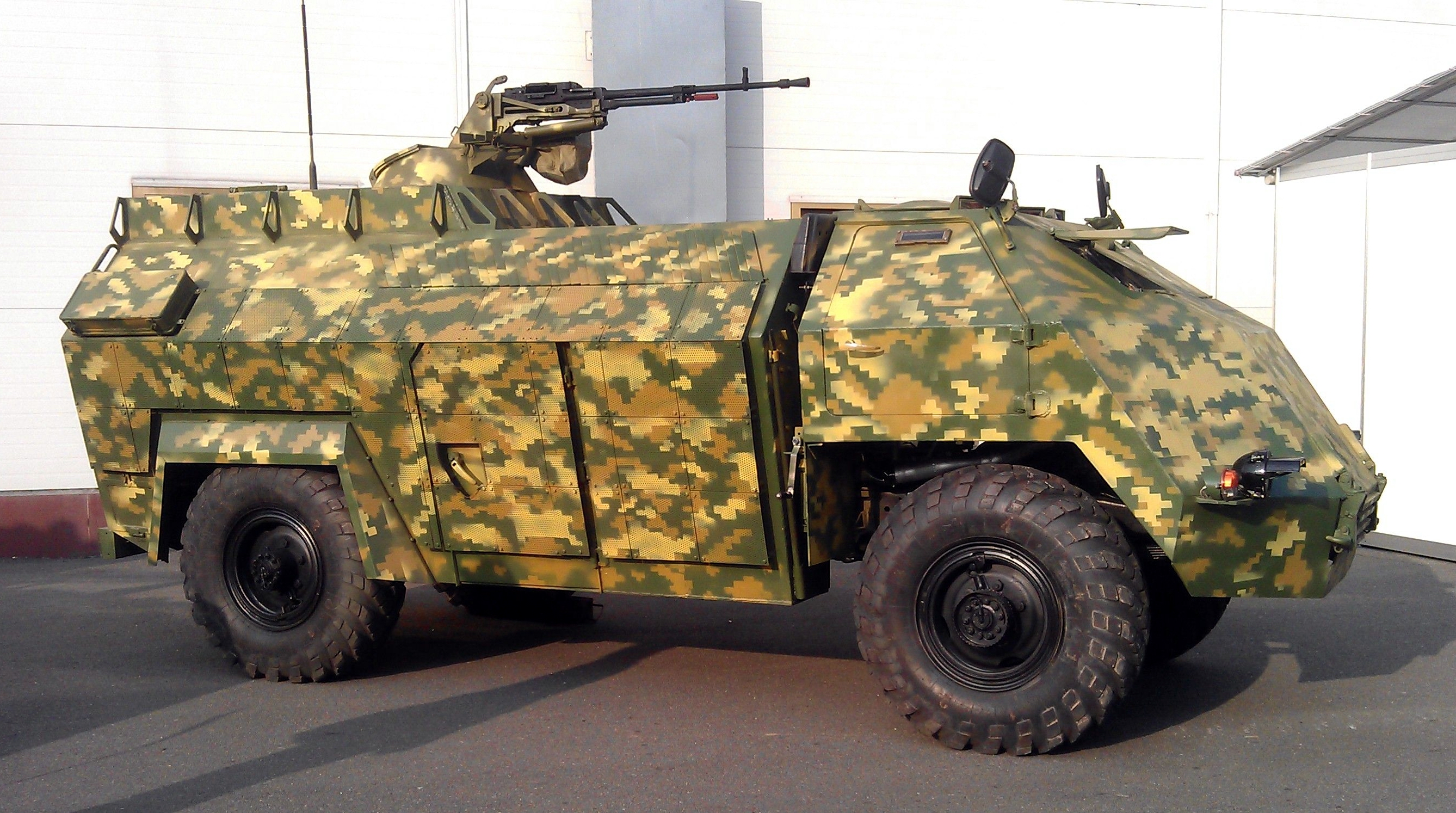 Las Fuerzas Armadas de Ucrania han mostrado un "arma secreta" en la guerra contra Rusia: un vehículo blindado ucraniano único "Gadfly", que está disponible en una sola copia. Las Fuerzas Armadas de Ucrania han mostrado un "arma secreta" en la guerra contra Rusia: un vehículo blindado ucraniano único "Gadfly", que está disponible en una sola copia.