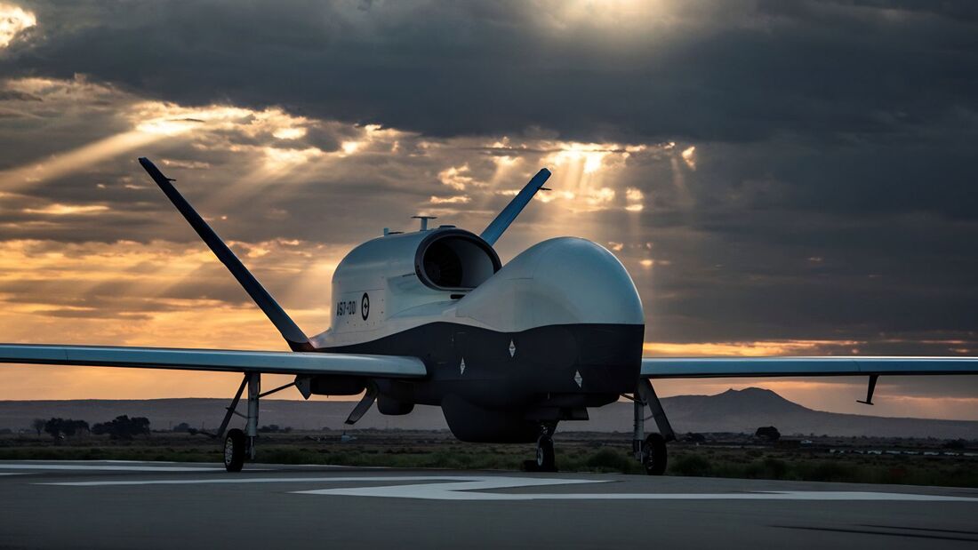 Northrop Grumman presenta el primer dron MQ-4C Triton para la Real Fuerza Aérea Australiana Northrop Grumman presenta el primer dron MQ-4C Triton para la Real Fuerza Aérea Australiana
