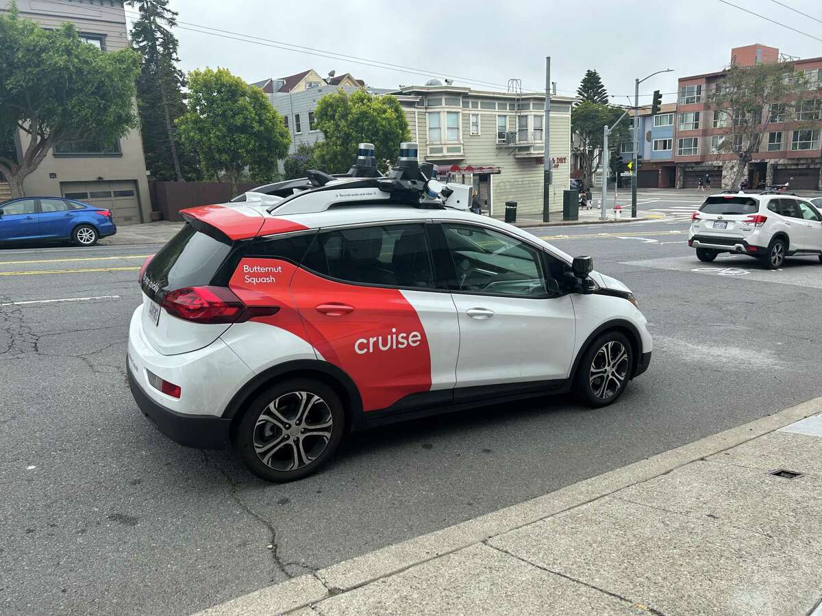 Los bomberos de San Francisco culparon a dos robotaxis Cruise de bloquear una ambulancia que transportaba a un paciente que falleció posteriormente. Los bomberos de San Francisco culparon a dos robotaxis Cruise de bloquear una ambulancia que transportaba a un paciente que falleció posteriormente.