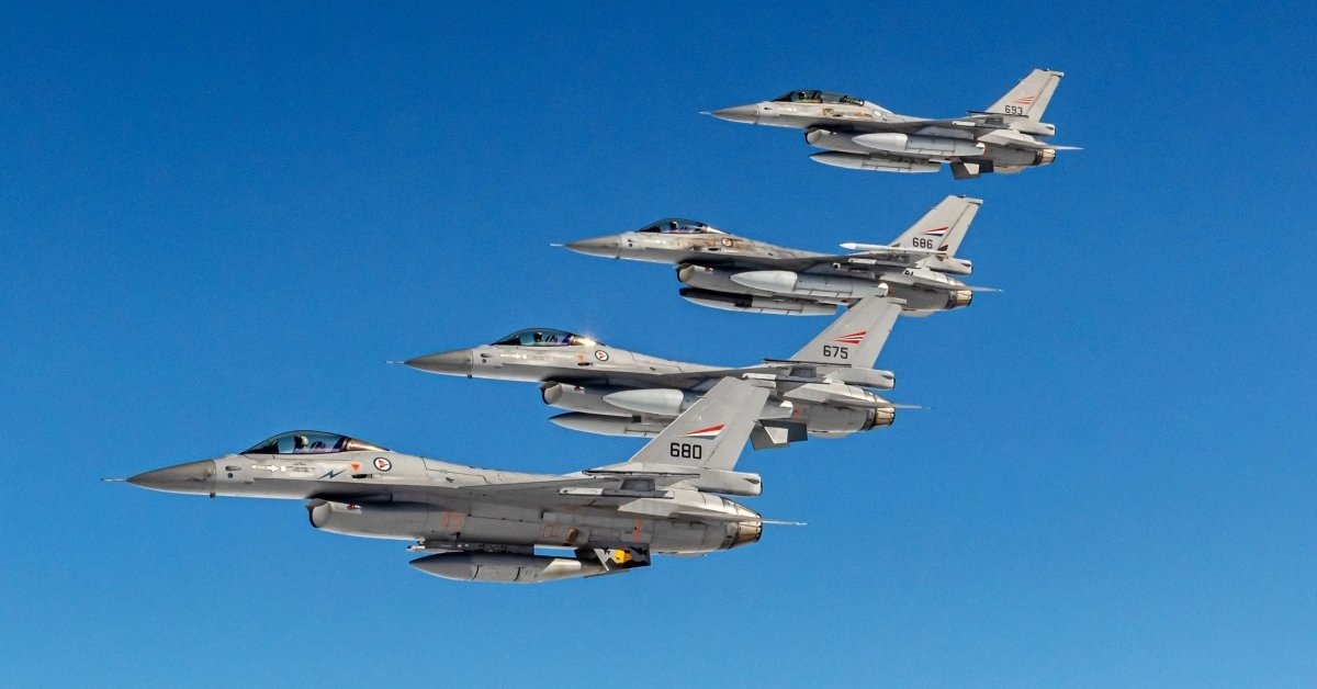 Rumanía ha comprado cazas F-16 Fighting Falcon usados a Noruega por un coste de 13 millones de dólares, pero sólo recibirá parte del primer lote a finales de 2023. Rumanía ha comprado cazas F-16 Fighting Falcon usados a Noruega por un coste de 13 millones de dólares, pero sólo recibirá parte del primer lote a finales de 2023.