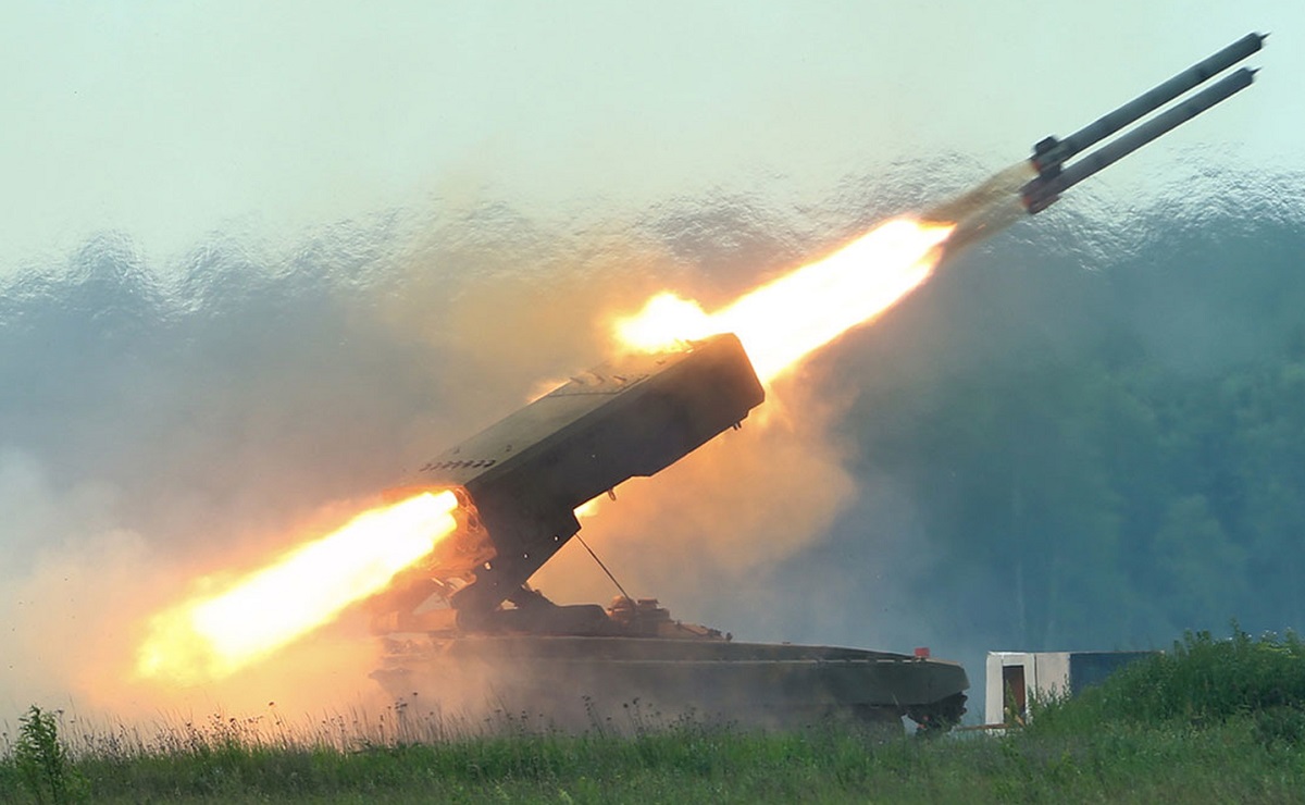 Un dron FPV de 500 dólares destruyó el arma no nuclear TOS-1A más potente de Rusia con 24 misiles termobáricos valorados en millones de dólares Un dron FPV de 500 dólares destruyó el arma no nuclear TOS-1A más potente de Rusia con 24 misiles termobáricos valorados en millones de dólares