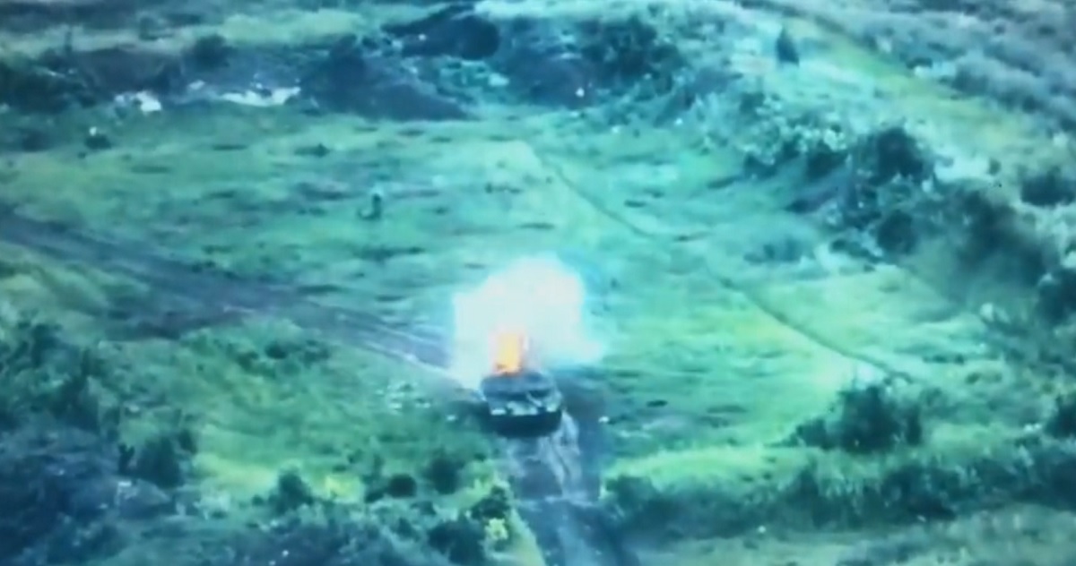 Un dron kamikaze ucraniano chamuscó un tanque ruso T-90M valorado en hasta 5 millones de dólares con un impacto de precisión Un dron kamikaze ucraniano chamuscó un tanque ruso T-90M valorado en hasta 5 millones de dólares con un impacto de precisión