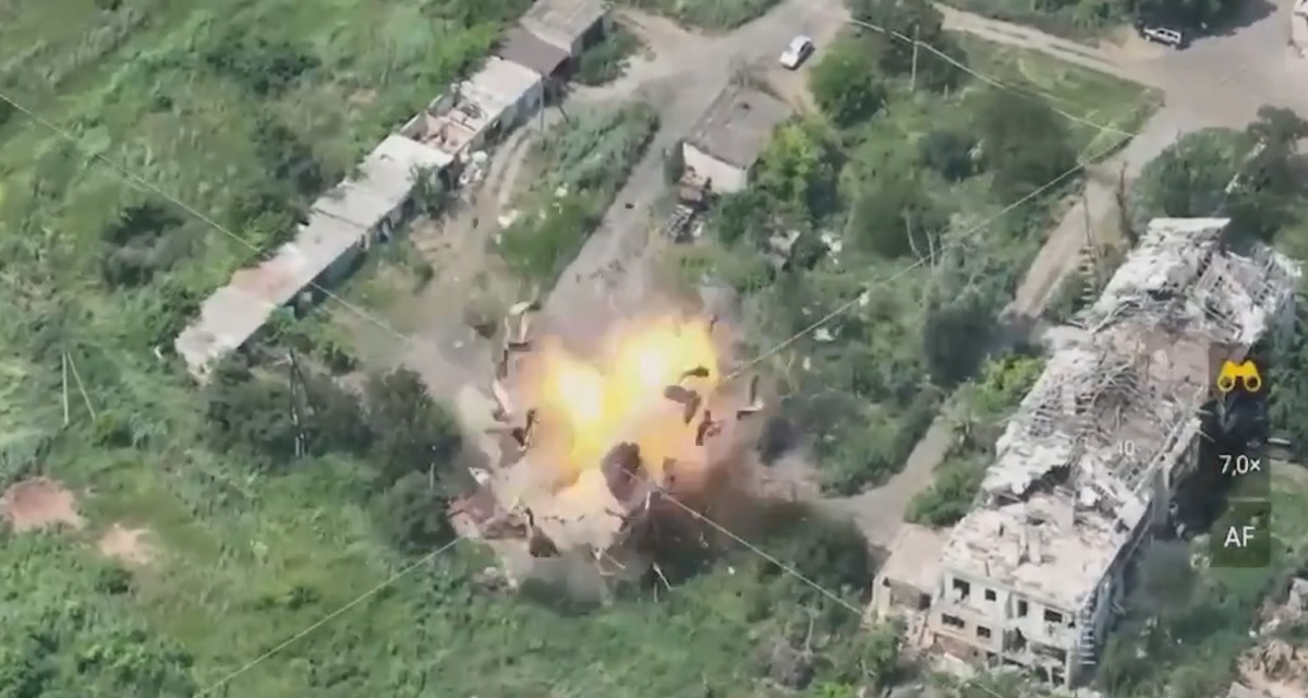 Las Fuerzas Armadas Ucranianas destruyen un puesto de mando del ejército ruso con bombas JDAM-ER de alta precisión Las Fuerzas Armadas Ucranianas destruyen un puesto de mando del ejército ruso con bombas JDAM-ER de alta precisión