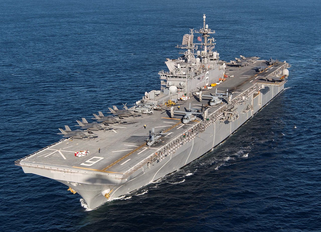 USS Fallujah, un buque de asalto anfibio de clase estadounidense valorado en 2.400 millones de dólares y capaz de transportar cazas F-35B Lightning II y aviones convertidores Bell V-22 Osprey. USS Fallujah, un buque de asalto anfibio de clase estadounidense valorado en 2.400 millones de dólares y capaz de transportar cazas F-35B Lightning II y aviones convertidores Bell V-22 Osprey.