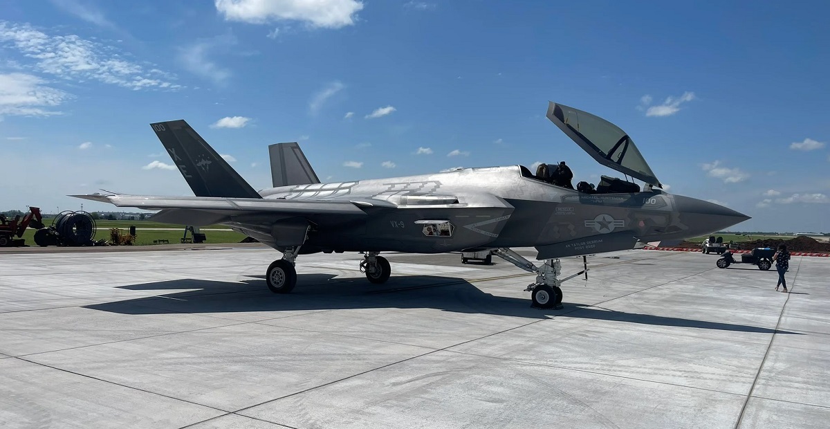 El caza de quinta generación F-35C Lightning II de la Marina de los EE.UU. hizo una parada en el Aeropuerto Nacional Dwight D. Eisenhower de Wichita. El caza de quinta generación F-35C Lightning II de la Marina de los EE.UU. hizo una parada en el Aeropuerto Nacional Dwight D. Eisenhower de Wichita.