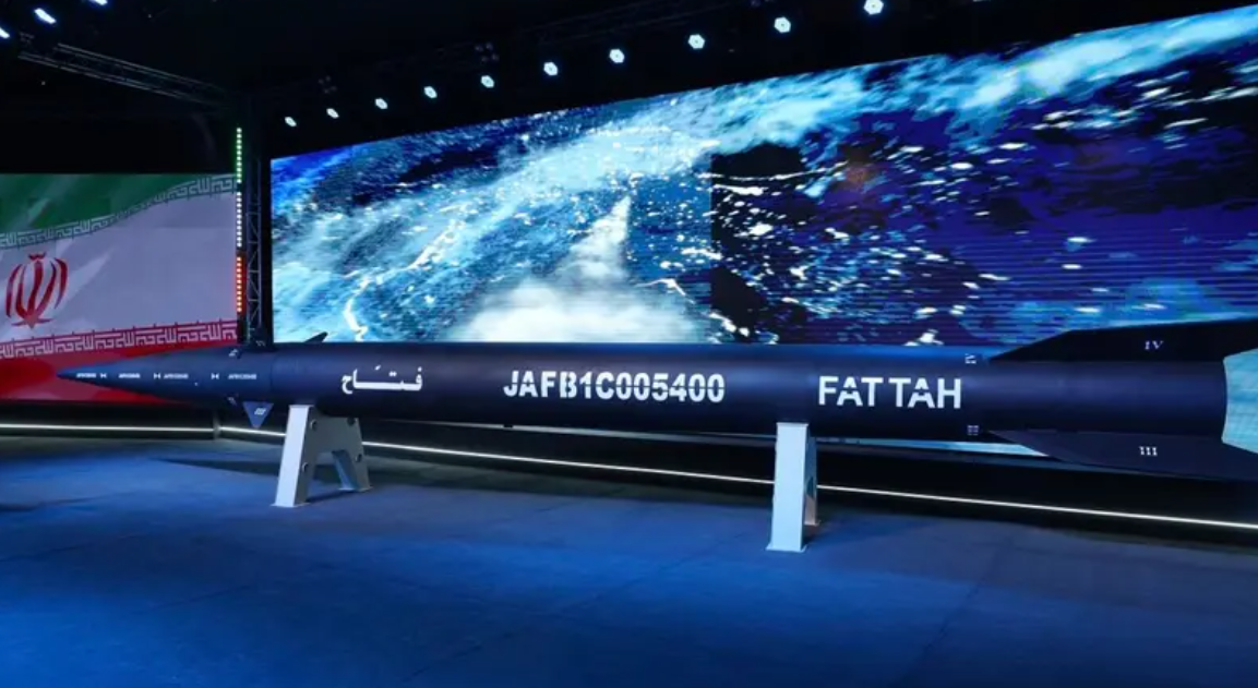 Irán presenta el misil balístico hipersónico FATTAH, con una velocidad máxima de más de 17.000 km/h y un alcance de hasta 1.400 km. Irán presenta el misil balístico hipersónico FATTAH, con una velocidad máxima de más de 17.000 km/h y un alcance de hasta 1.400 km.