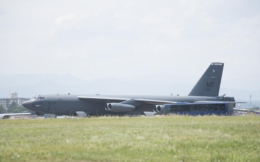 El bombardero nuclear B-52H Stratofortress realizó una visita inesperada a Japón: el avión estratégico realizó un aterrizaje de emergencia en Tokio por primera vez en 34 años. El bombardero nuclear B-52H Stratofortress realizó una visita inesperada a Japón: el avión estratégico realizó un aterrizaje de emergencia en Tokio por primera vez en 34 años.