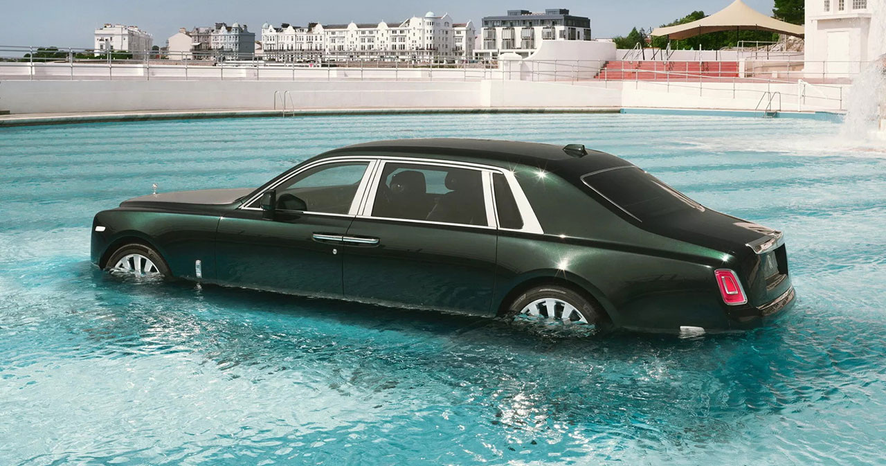 La elegante entrada del Rolls-Royce Phantom al agua: un nuevo papel para el símbolo del lujo Una leyenda de la industria automotriz nada: el Rolls-Royce Phantom conquista la piscina