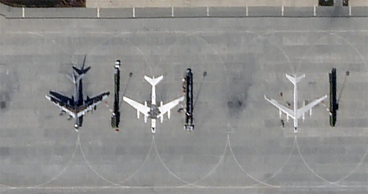Los rusos han retirado bombarderos Tu-95MS con capacidad nuclear de la base aérea de Engels para proteger los aviones estratégicos de los drones ucranianos Los rusos han retirado bombarderos Tu-95MS con capacidad nuclear de la base aérea de Engels para proteger los aviones estratégicos de los drones ucranianos