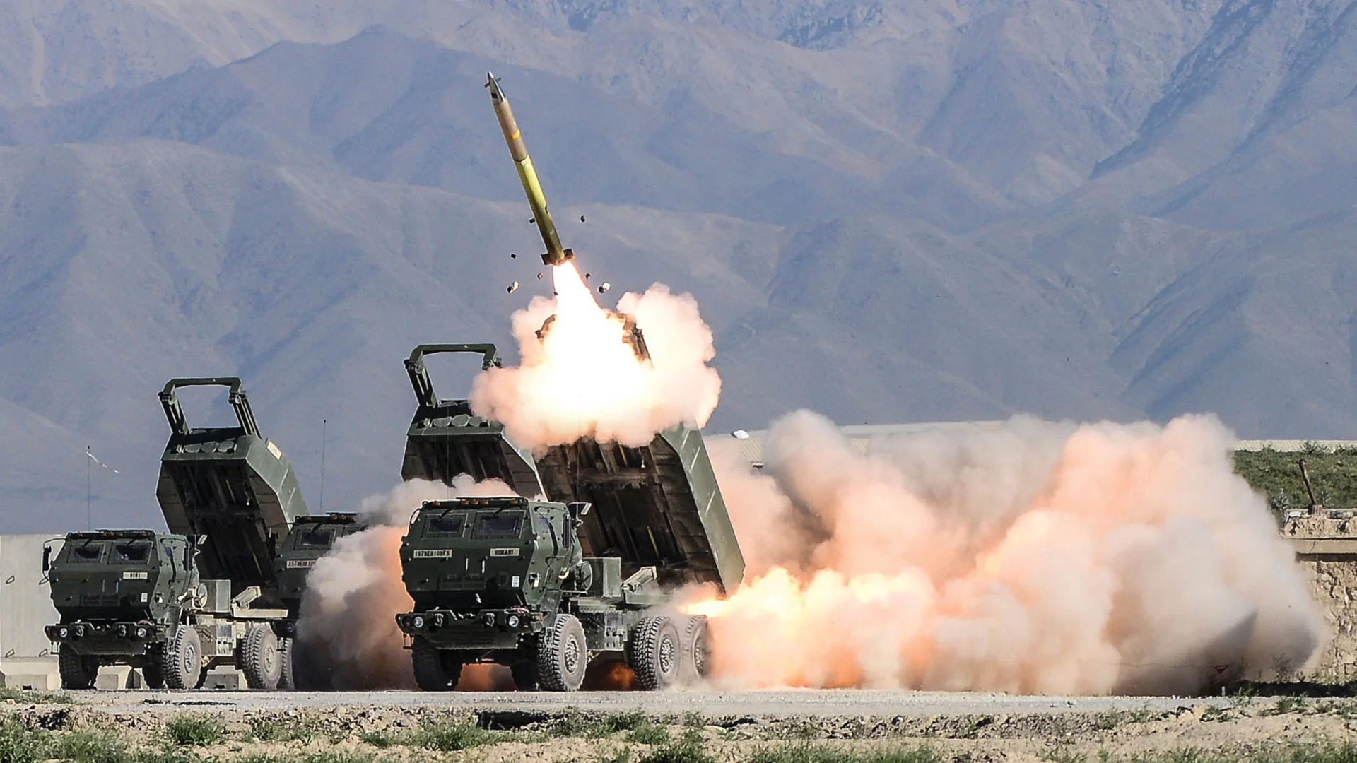 HIMARS, Panzerhaubitze 2000, AHS Krab y CAESAR perturban la logística del ejército ruso HIMARS, Panzerhaubitze 2000, AHS Krab y CAESAR perturban la logística del ejército ruso