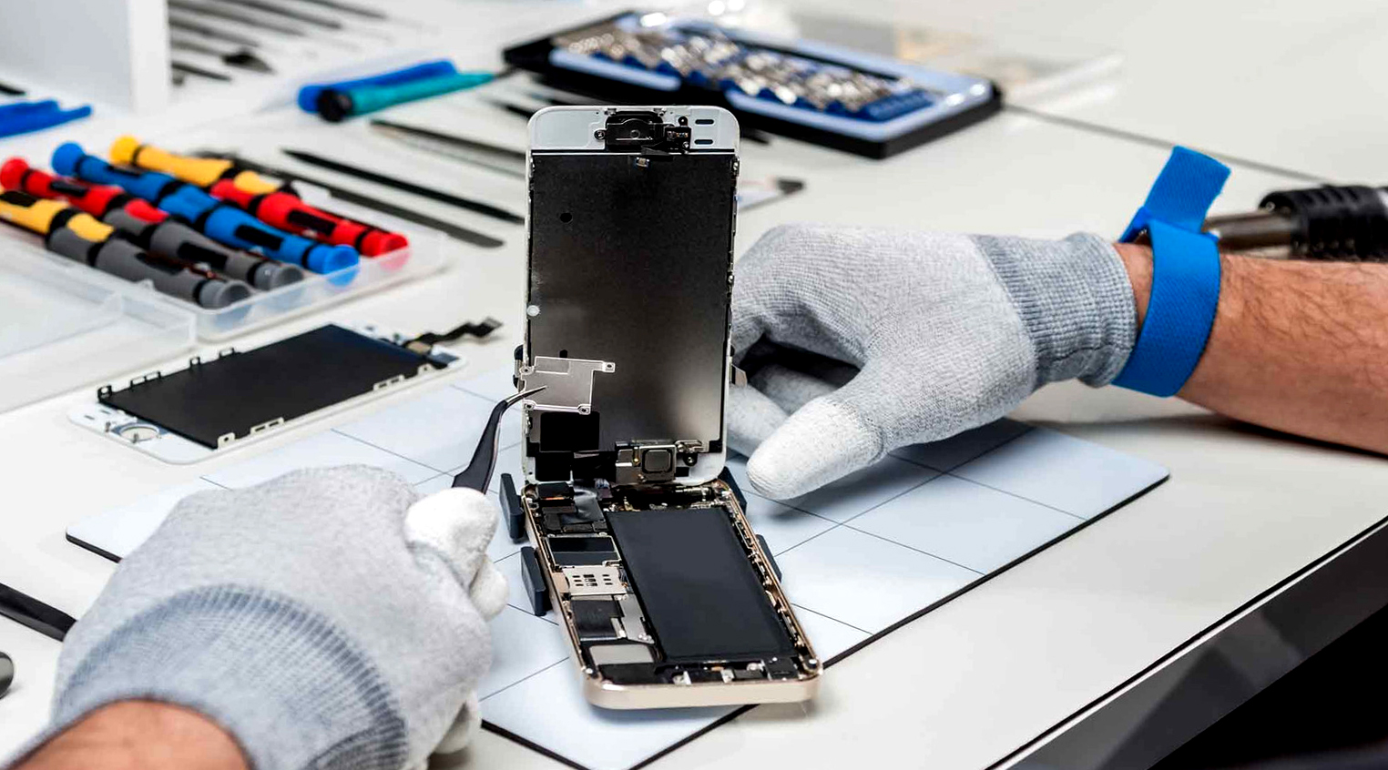 La Comisión Europea quiere obligar a los fabricantes de smartphones a aumentar la duración de las baterías y a fabricar repuestos en un plazo de 5 años La Comisión Europea quiere obligar a los fabricantes de smartphones a aumentar la duración de las baterías y a fabricar repuestos en un plazo de 5 años