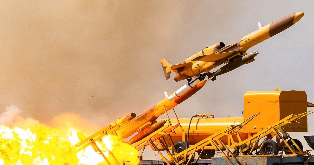 Irán presentó el dron Karrar con una ametralladora Akhgar de seis cañones, misiles Azaraksh, motor turborreactor y una velocidad de 900 km/h Irán presentó el dron Karrar con una ametralladora Akhgar de seis cañones, misiles Azaraksh, motor turborreactor y una velocidad de 900 km/h