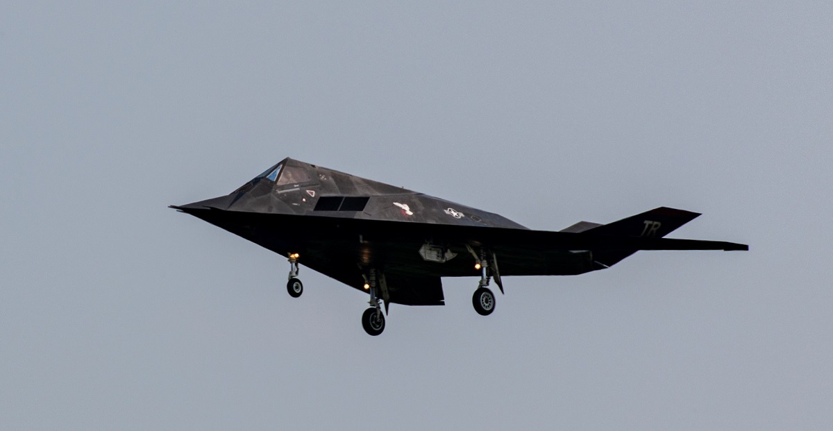 Las Fuerzas Aéreas de EE.UU. han reintroducido en un ejercicio militar el avión futurista de ataque furtivo F-117 Nigthhawk, retirado oficialmente del servicio en 2008. Las Fuerzas Aéreas de EE.UU. han reintroducido en un ejercicio militar el avión futurista de ataque furtivo F-117 Nigthhawk, retirado oficialmente del servicio en 2008.