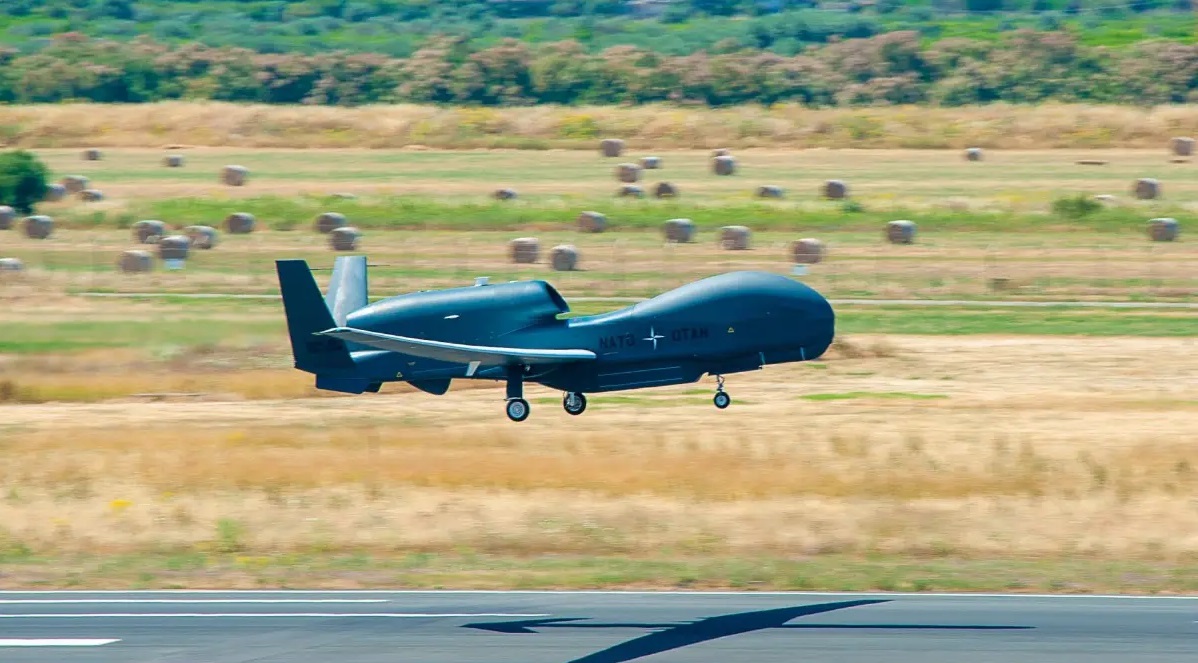 El avión no tripulado estratégico estadounidense RQ-4D Phoenix voló por primera vez a lo largo de la frontera entre Finlandia y Rusia para recoger información de inteligencia. El avión no tripulado estratégico estadounidense RQ-4D Phoenix voló por primera vez a lo largo de la frontera entre Finlandia y Rusia para recoger información de inteligencia.