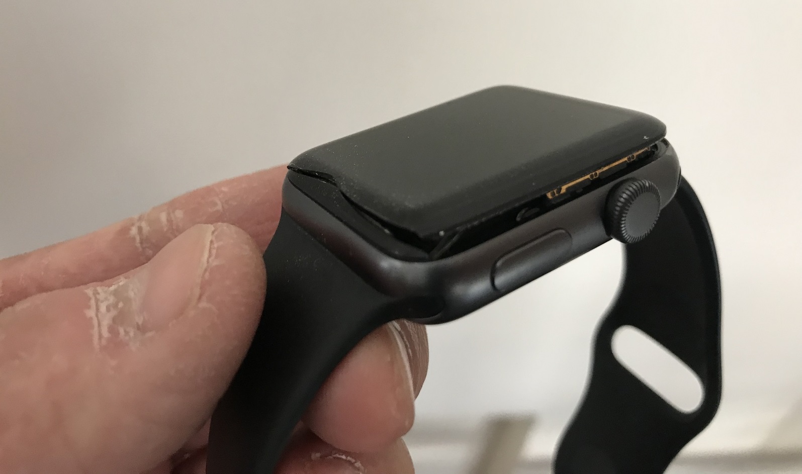 Una batería hinchada en el Apple Watch destruye su reloj y puede provocar lesiones; afecta a todas las generaciones de dispositivos, excepto a la Serie 7 Una batería hinchada en el Apple Watch destruye su reloj y puede provocar lesiones; afecta a todas las generaciones de dispositivos, excepto a la Serie 7