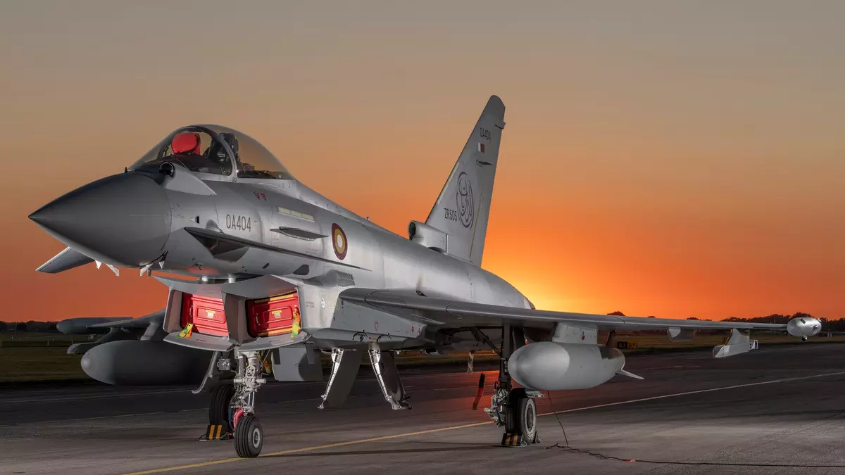 Qatar recibe el primer Eurofighter Typhoon en virtud de un contrato de 5.000 millones de euros Qatar recibe el primer Eurofighter Typhoon en virtud de un contrato de 5.000 millones de euros