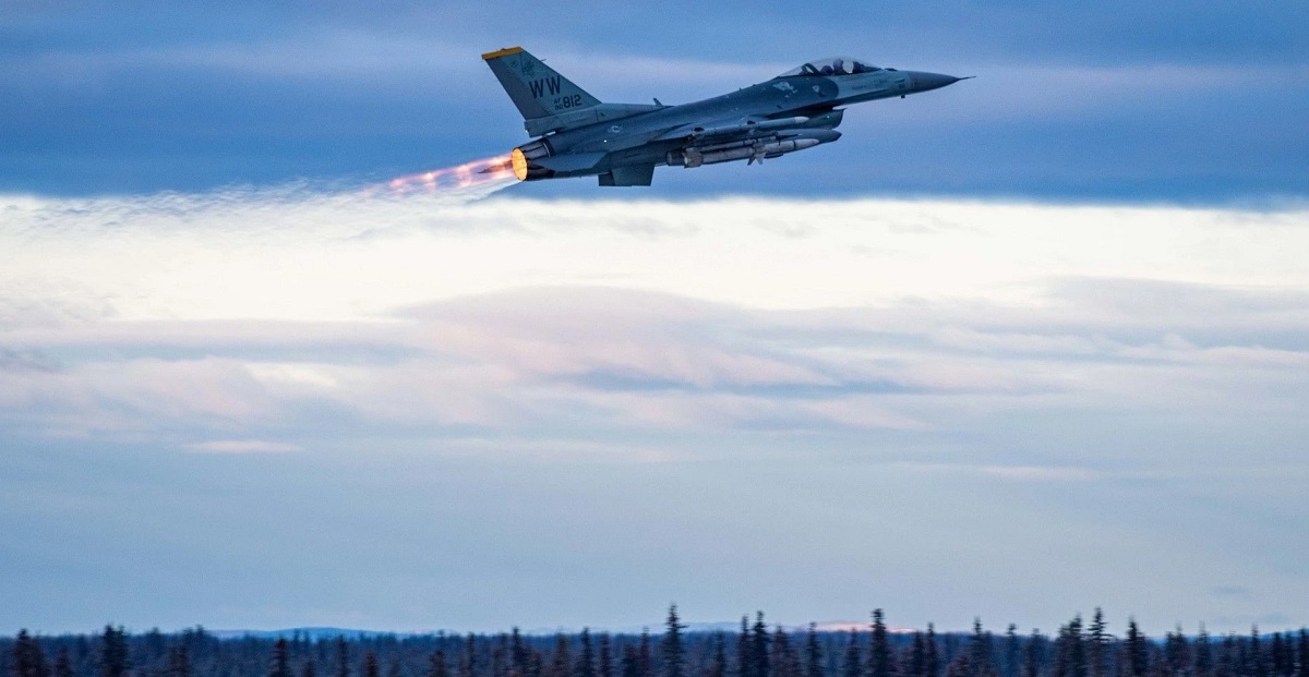 Polonia probará la capacidad de los cazas F-16 Fighting Falcon, MiG-29 y Su-22 para despegar de la pista Polonia probará la capacidad de los cazas F-16 Fighting Falcon, MiG-29 y Su-22 para despegar de la pista