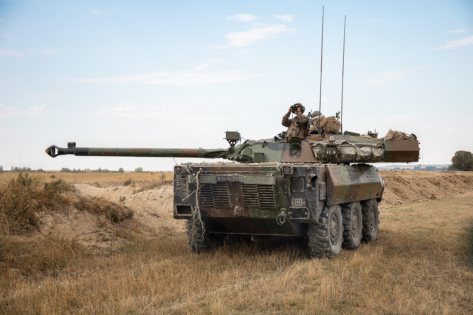 El ejército ucraniano muestra por primera vez tanques de ruedas franceses AMX-10RC (vídeo) El ejército ucraniano muestra por primera vez tanques de ruedas franceses AMX-10RC (vídeo)
