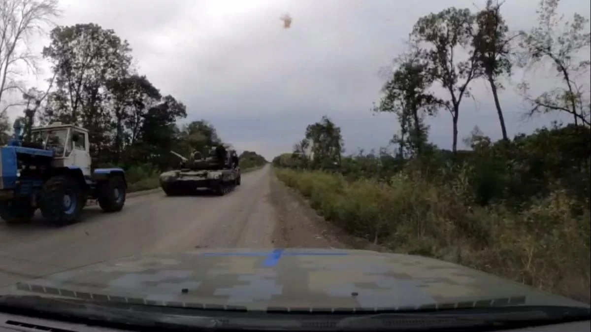 "Tropas tractoras" en acción de nuevo: Los ucranianos han trofeado el tanque ruso T-72B3 (vídeo) "Tropas tractoras" en acción de nuevo: Los ucranianos han trofeado el tanque ruso T-72B3 (vídeo)